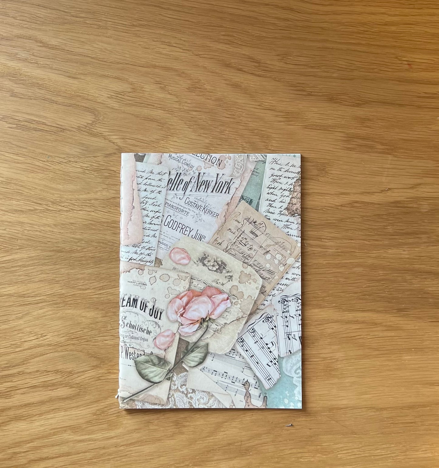 Caderno de música cosido à mão