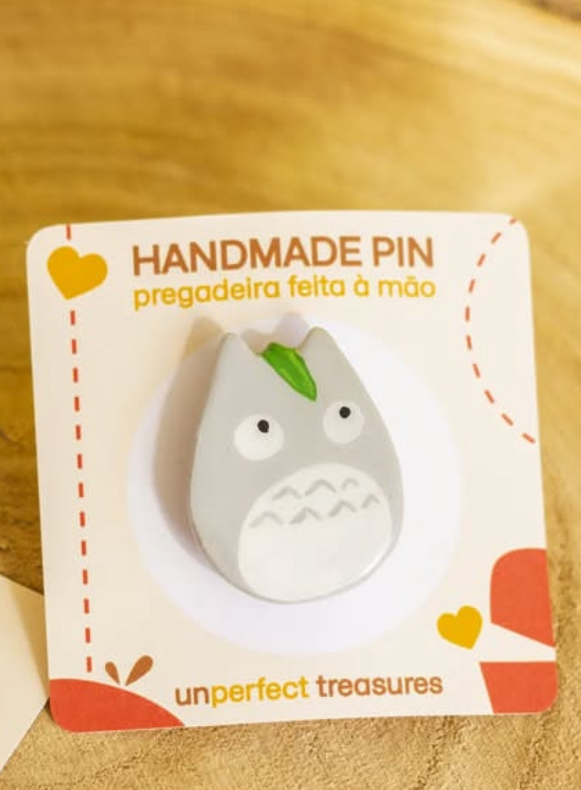 Pregadeira de peito feita à mão