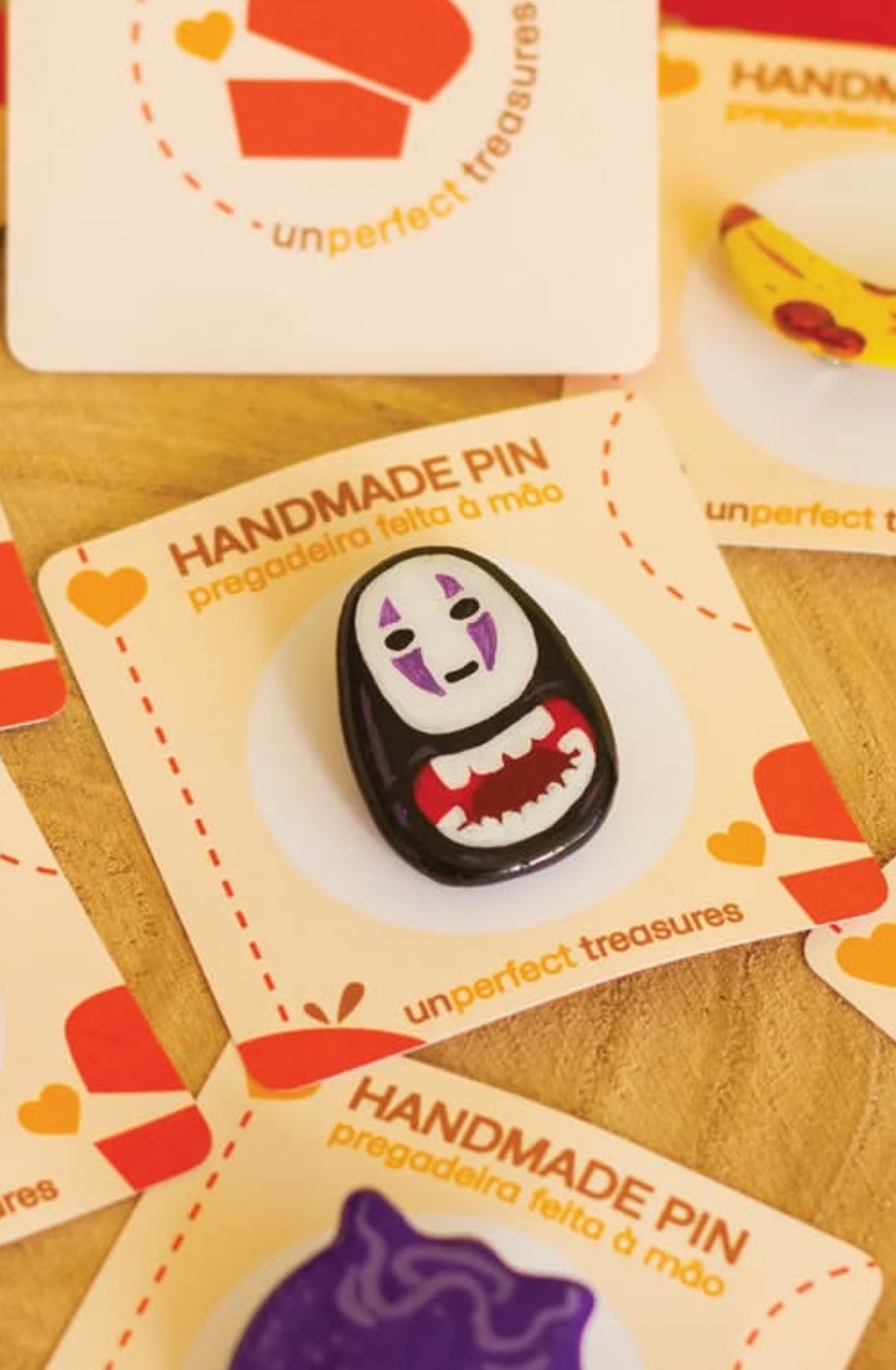 Pregadeira de peito feita à mão